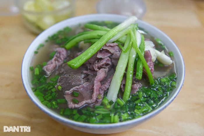 Phở Sướng ảnh 2: Khoảnh khắc lưu giữ vẻ đẹp giản dị mà tinh tế của tô phở Hải Phòng đích thực - sắc nước hồng hào, sợi phở mềm mại quyện cùng thịt bò tươi ngon.