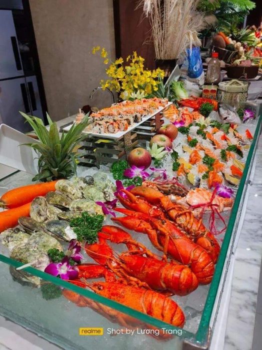 Quầy buffet hải sản tươi sống tại King Seafood
