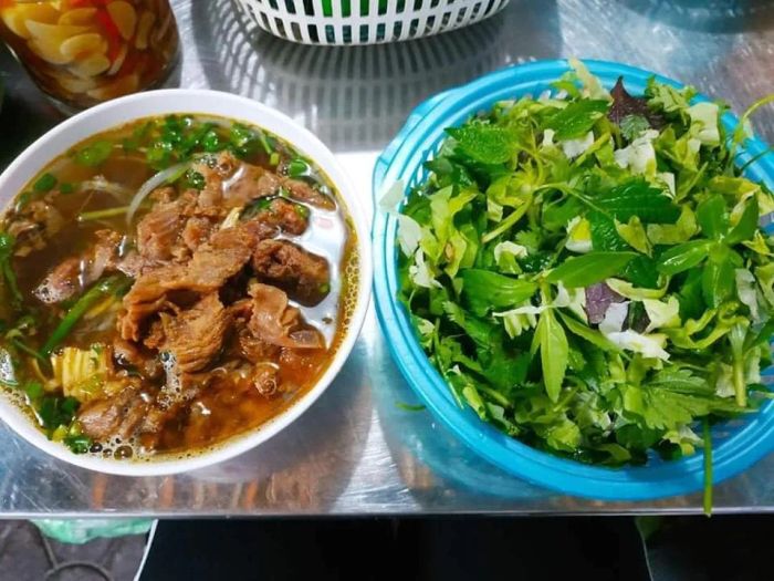 Không gian ấm cúng và tô phở đặc biệt tại Phở Việt - Bác Huân