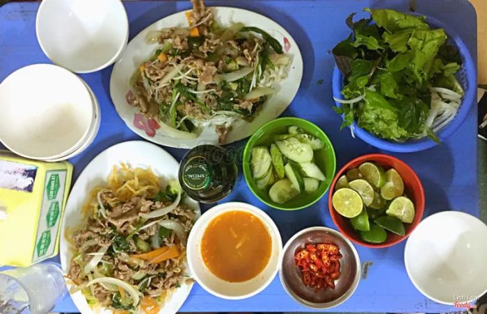 Phở Gia Truyền Tứ Nhuần ảnh 2: Hình ảnh sống động về không gian ấm cúng cùng những tô phở bốc khói nghi ngút, thịt bò tươi ngon sắp xếp tinh tế trên lớp bánh phở trắng mịn.