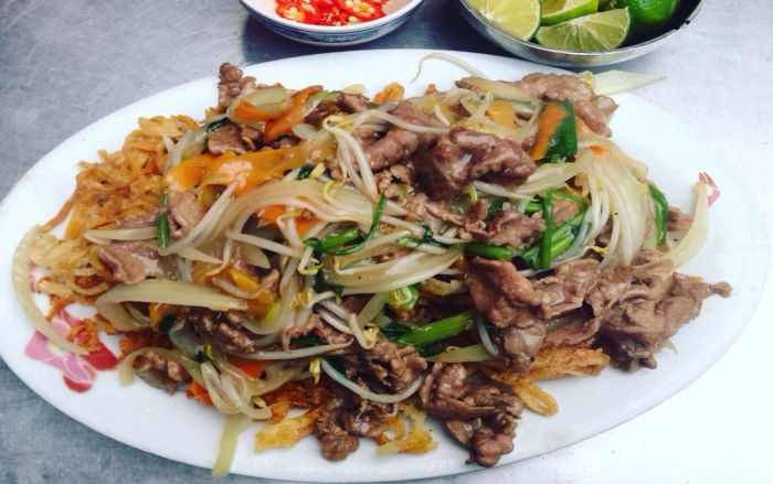 Phở Gia Truyền Tứ Nhuần ảnh 1: Khoảnh khắc đẹp về tô phở truyền thống với nước dùng trong vắt, sợi phở trắng ngần cùng những lát thịt bò tươi ngon, điểm thêm hành tươi xanh mướt.