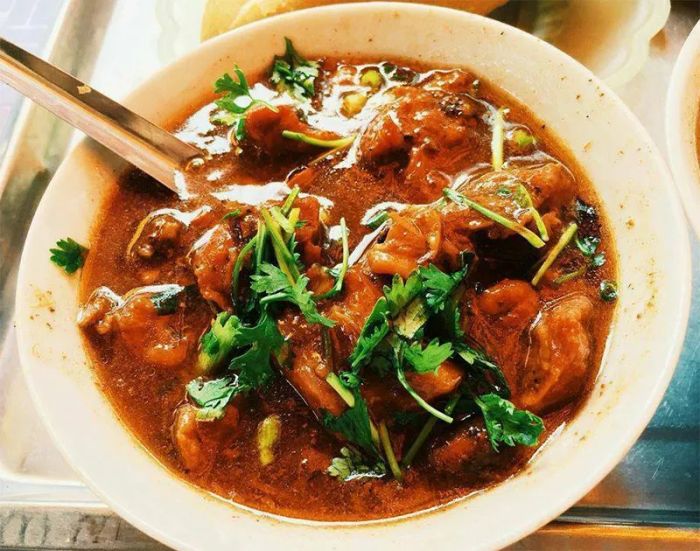 Phở Sốt Vang ảnh 3: Hình ảnh bát phở sốt vang đỏ au với những lát thịt bò mềm mại, lớp mỡ vàng óng ánh, bên trên điểm xuyết hành lá xanh tươi - tác phẩm nghệ thuật ẩm thực Hải Phòng.