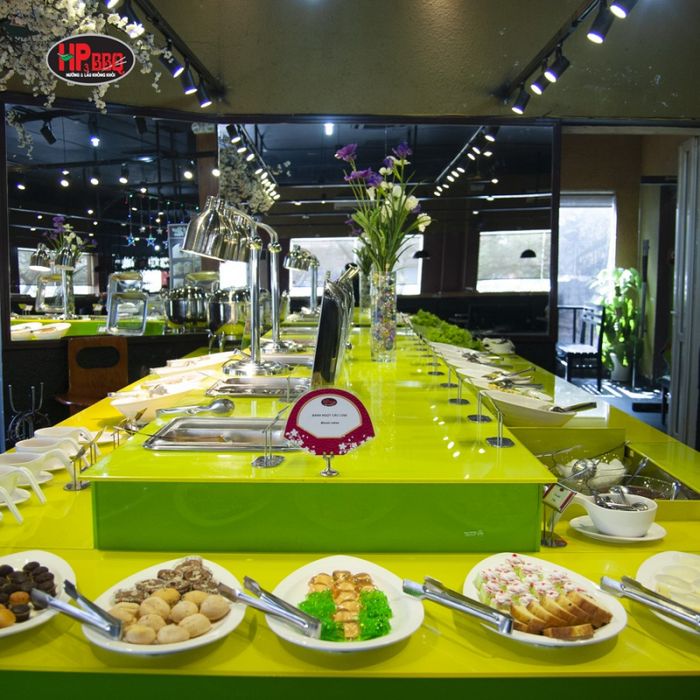 Không gian sang trọng và quầy buffet hấp dẫn tại HP3 BBQ