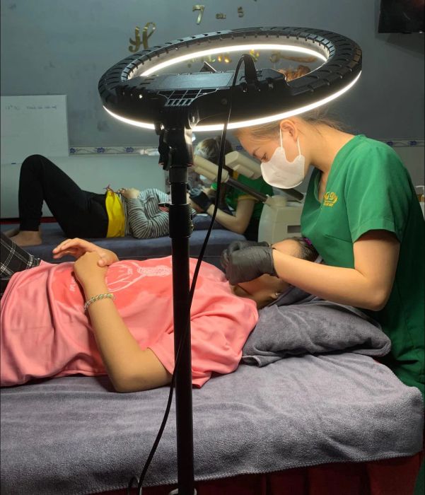 Hình ảnh thứ hai về Hạnh Vy Spa - Minh chứng cho quy trình chăm sóc da chuyên nghiệp với hệ thống máy móc hiện đại và đội ngũ kỹ thuật viên lành nghề