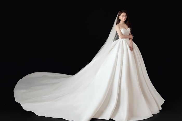 Không gian trưng bày váy cưới sang trọng tại FOXY Studio