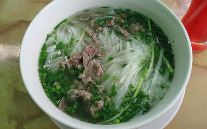 Quán phở Tý: Hình ảnh tô phở Huế truyền thống thơm ngon
