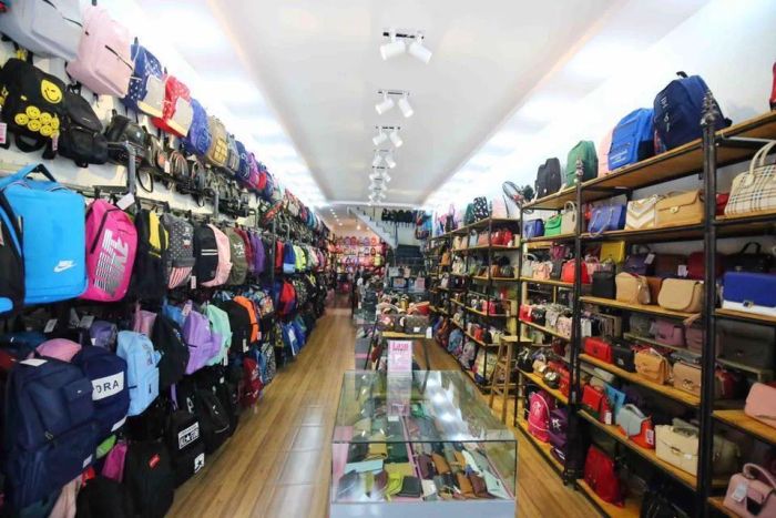 Hình ảnh 1: Không gian mua sắm sang trọng tại Lasu Bag & Bag với hàng ngàn mẫu túi đa dạng