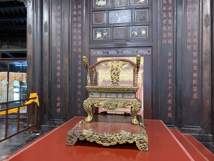 Những cổ vật tinh xảo được trưng bày tại điện Long An - kiệt tác kiến trúc triều Nguyễn