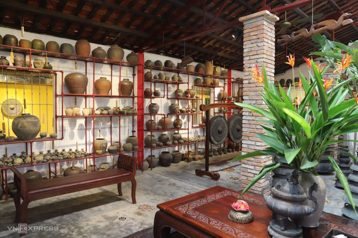 Những hiện vật gốm cổ quý giá được trưng bày trong khung cảnh nhà vườn đặc trưng xứ Huế