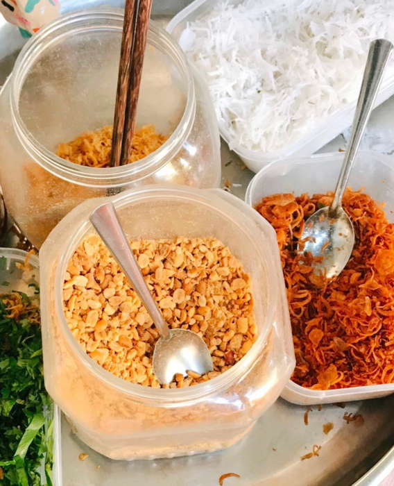 Hình ảnh đầy màu sắc của xôi trộn Nguyễn Thiện Thuật - món quà sáng đậm đà