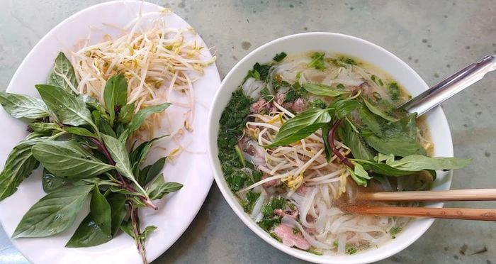 Phở Mai Đào: Không gian ấm cúng với tô phở Bắc đặc trưng