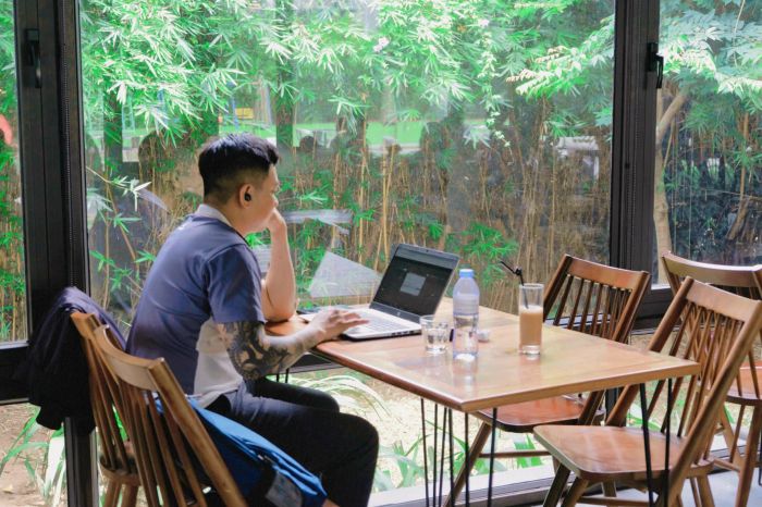 Không gian tại Like Coffee mang lại cảm giác yên tĩnh, riêng tư, lý tưởng cho những ai tìm kiếm một nơi thư giãn sau một ngày bận rộn. Từ góc nhỏ ấm cúng đến những không gian ngoài trời mát mẻ, nơi đây luôn khiến bạn cảm thấy bình yên và thoải mái.
