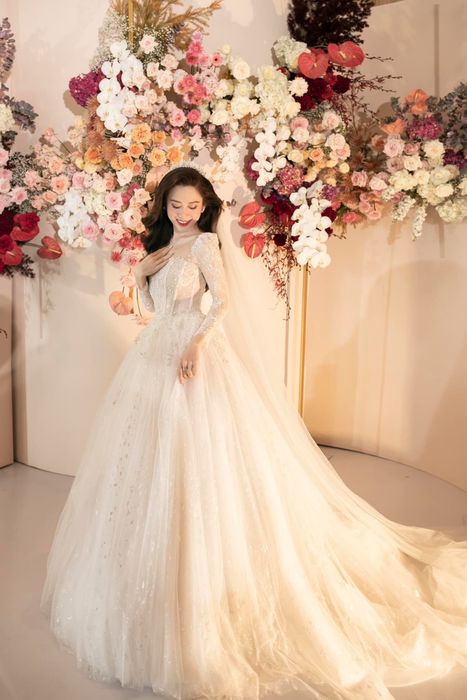 Hình ảnh những mẫu váy cưới ấn tượng tại Cúm FOTO
