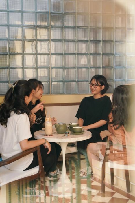 Khách hàng thưởng thức tại No.1986 Cafe ảnh 3