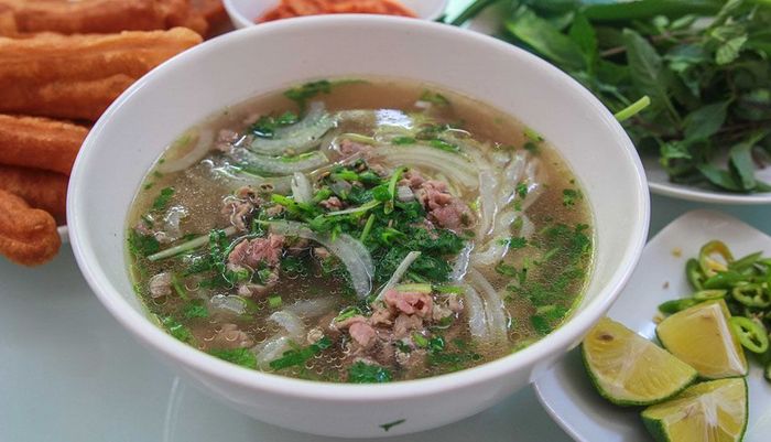 Phở Sài Gòn ở Huế: Hình ảnh tô phở Nam bộ đậm đà hương vị