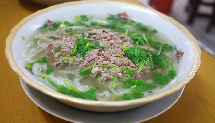Quán 331: Hình ảnh tô phở đêm thơm ngon đúng điệu Huế