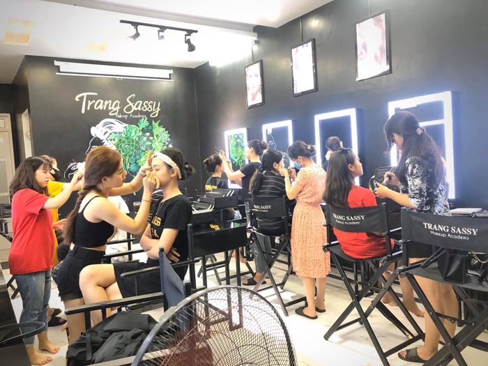 Hình ảnh ấn tượng về không gian sang trọng tại Sassy Bridal & Make Up Academy
