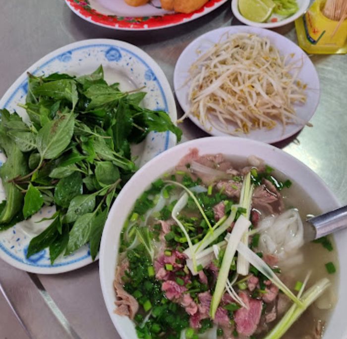 Phở Hoàng Dung: Hình ảnh tô phở thơm ngon đúng chuẩn Huế
