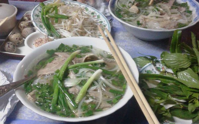 Quán phở Tý: Không gian ấm cúng với hương vị phở đặc trưng