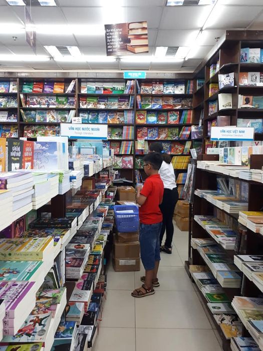Góc sách thiếu nhi đầy màu sắc tại FAHASA