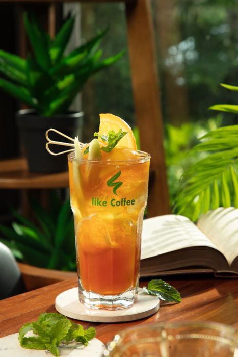 Những ly đồ uống tại Like Coffee không chỉ đẹp mắt mà còn mát lạnh, làm say đắm lòng người. Mỗi thức uống đều được pha chế tinh tế, mang đến sự kết hợp hoàn hảo giữa màu sắc bắt mắt và hương vị tuyệt vời, sẵn sàng khiến bạn thư giãn ngay khi thưởng thức.