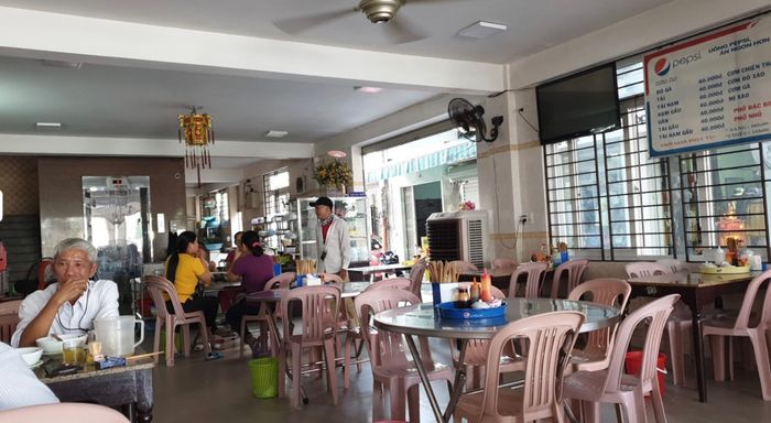 Phở Hoàng Dung: Không gian ấm cúng với hương vị phở đặc trưng