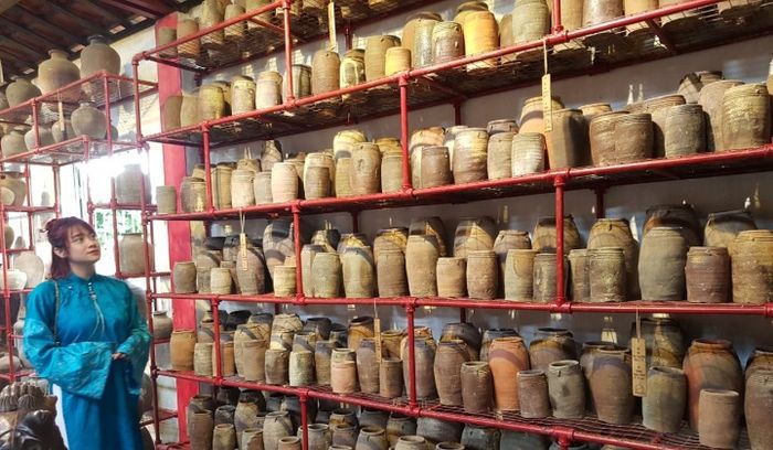 Không gian trưng bày độc đáo với những cổ vật gốm được vớt từ lòng sông Hương