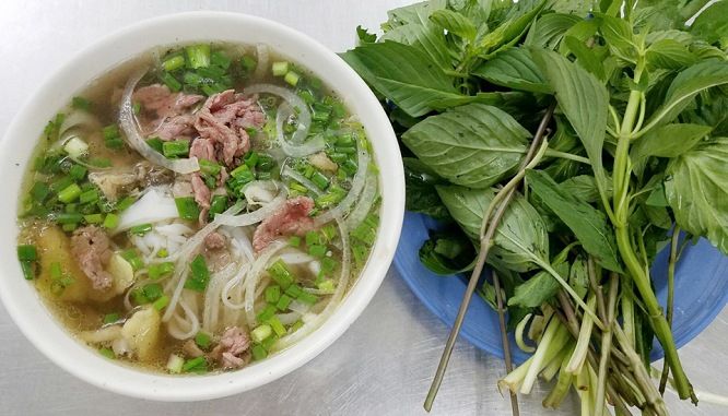 Quán Phở Tuấn: Không gian ấm cúng với hương vị phở đặc biệt