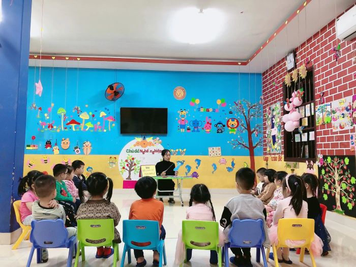Lớp học Montessori đầy màu sắc tại Mầm non Việt Mỹ