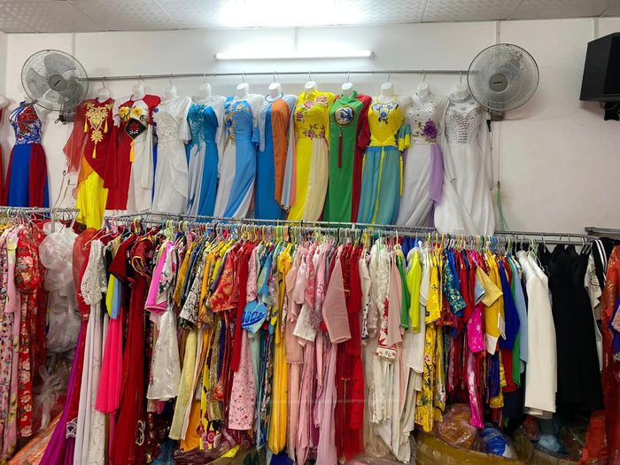 Bộ sưu tập trang phục biểu diễn đa dạng tại Sắc Màu BMT - Ảnh 2