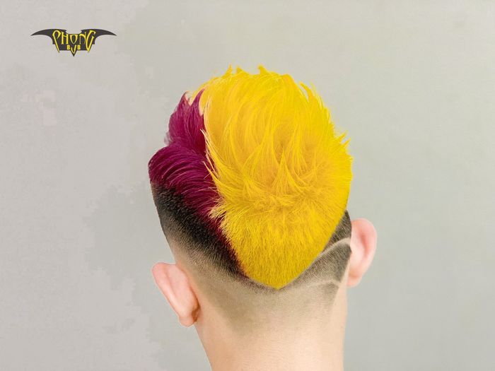 Nghệ nhân Phong BvB đang tạo kiểu tóc Mohican độc đáo