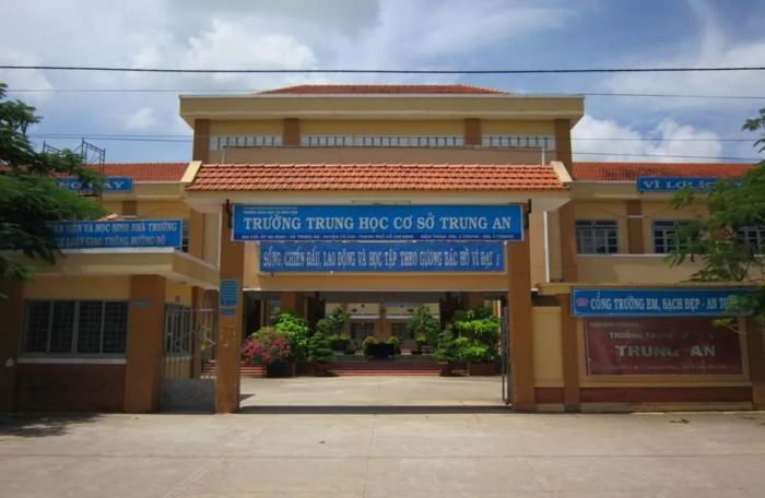 Hình ảnh khuôn viên xanh mát Trường THCS Trung An