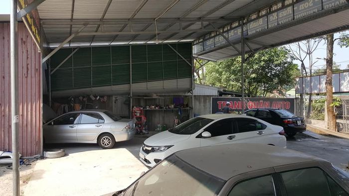 Hình ảnh đội ngũ kỹ thuật làm việc tại Thanh Quân Auto