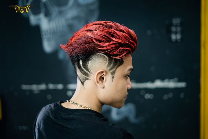 Nghệ thuật tạo kiểu tóc Mohican đầy ấn tượng tại Phong BvB Barber Shop