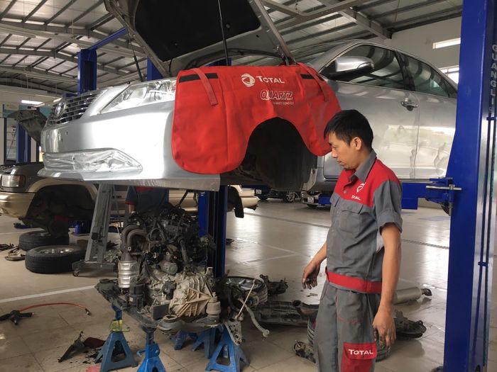 Hình ảnh thực tế khu vực sửa chữa tại Ô Tô Trường Phát Huế