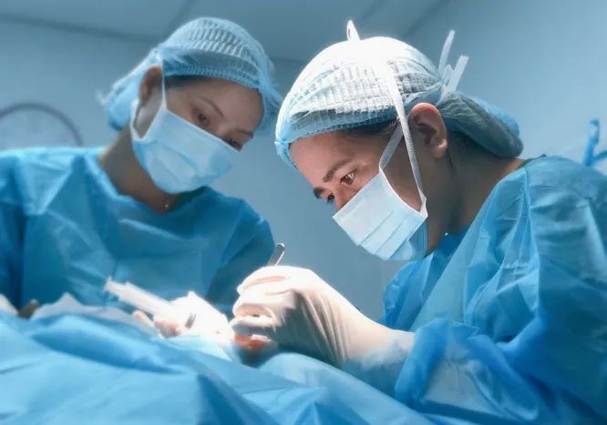 Ảnh 2 - Ts.Bs. Phạm Thị Việt Dung tại phòng mổ