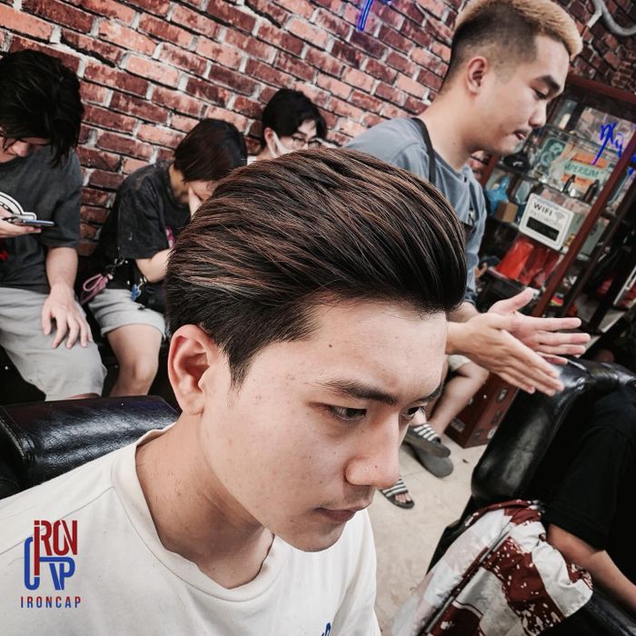 Không gian retro đậm chất barber truyền thống tại IronCap Barbershop