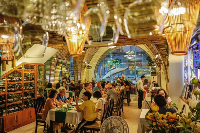 Hình ảnh không gian sang trọng tại Little Italy Restaurant