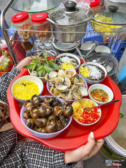 Những món ngon làm nên thương hiệu Ốc & Chè - Đình Ngang