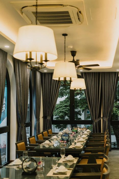 Không gian tiệc sang trọng với thiết kế hiện đại tại SALA