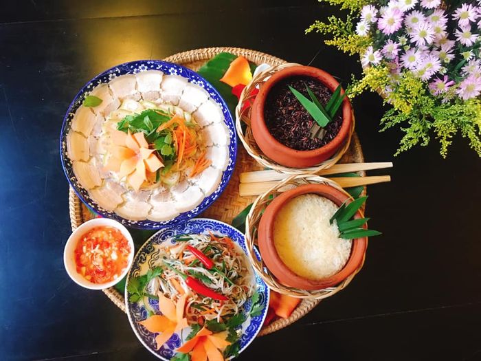 Không gian ấm cúng và món ngon đặc trưng tại Cơm niêu Phước Thạnh
