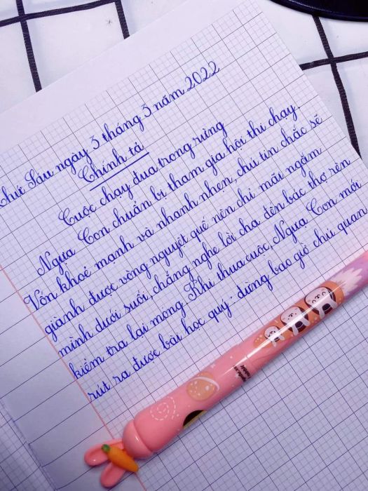 Học viên chăm chú luyện từng nét chữ dưới sự hướng dẫn của cô Giang