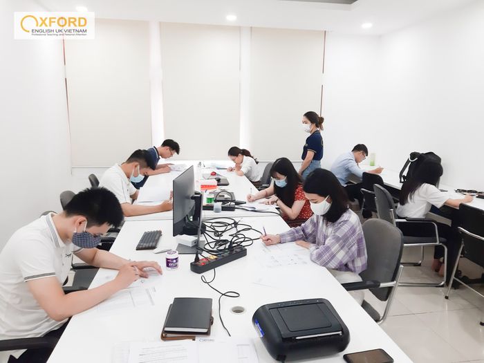 Oxford English UK nổi bật với cơ sở vật chất hiện đại và đội ngũ giảng viên tâm huyết, giúp học viên không chỉ cải thiện phát âm mà còn nâng cao toàn diện các kỹ năng tiếng Anh. Địa chỉ uy tín cho những ai muốn học tiếng Anh chuẩn quốc tế.