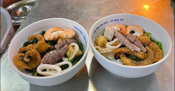 Hình ảnh không gian ấm cúng tại quán Long Thủy