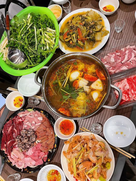 Lẩu Loòng - Nồi lẩu lòng bò bốc khói nghi ngút giữa lòng Hà Nội