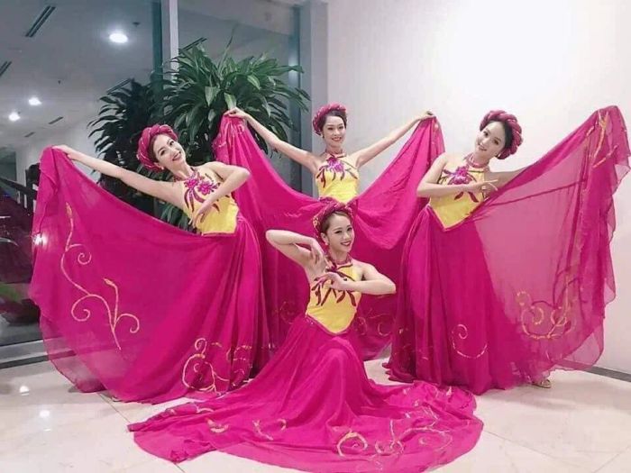 Trang phục biểu diễn Hoài Ân - Hình ảnh 1