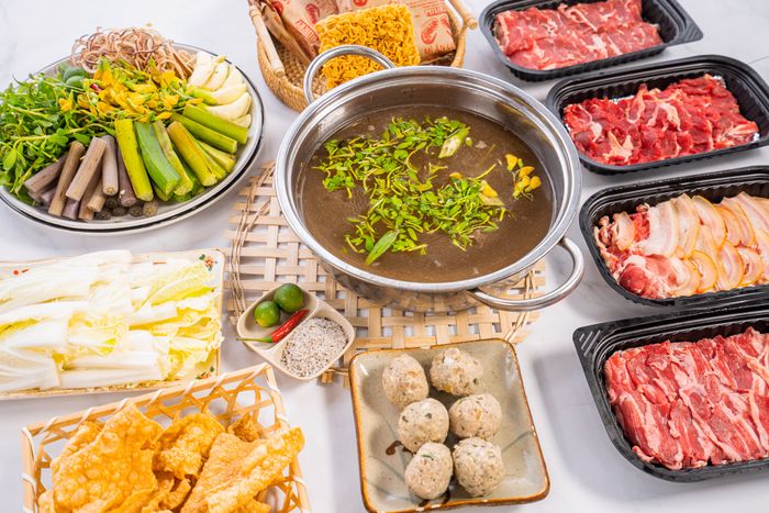 Bò Tơ Quán Mộc - Nồi lẩu bò tơ thơm ngon bốc khói nghi ngút