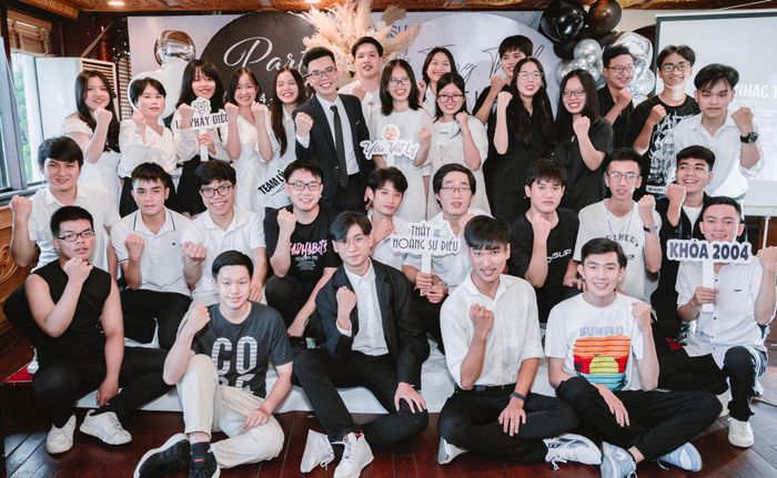 Hình ảnh giảng dạy của thầy Hoàng Sư Điểu
