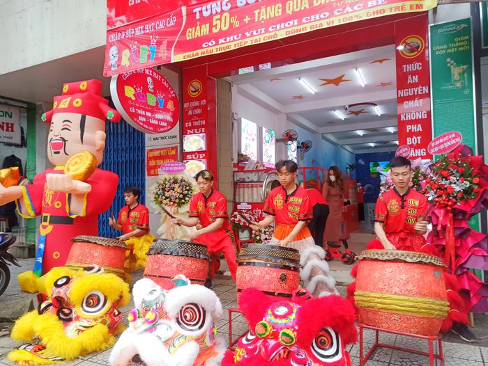 Khoảnh khắc rực rỡ trong màn biểu diễn đầy màu sắc của Đoàn Nghệ Thuật Lân Sư Rồng Bạch Ngọc Đường