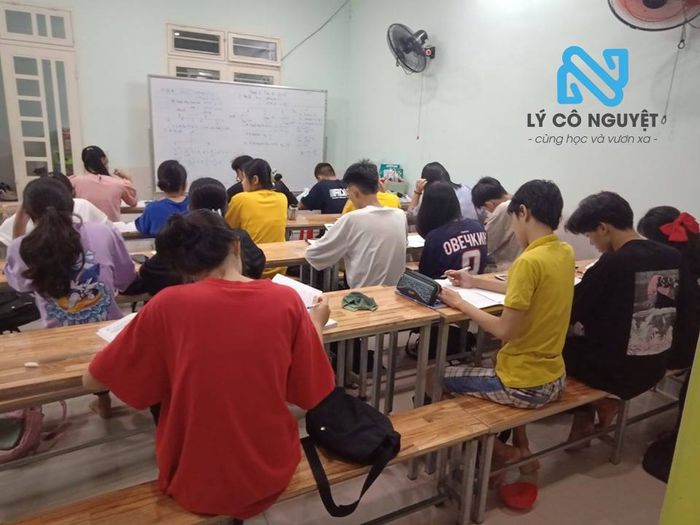 Hình ảnh giảng dạy tại lớp Vật Lý cô Nguyệt